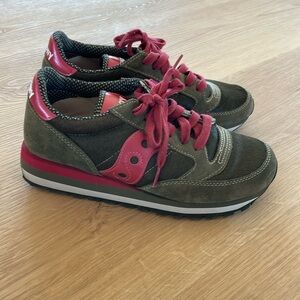 SAUCONY women shoes Olive green suede hair-calf Jazz Triple sneaker with red.